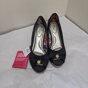 Black wedges with gold dangle